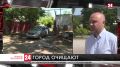В Керчи военнослужащие и коммунальщики очищают пострадавшие дома