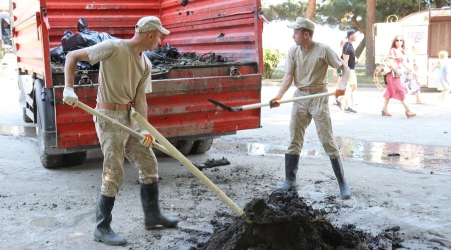 Военные ЧФ расчистили более 130 домов после наводнения в Керчи