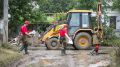 Участники команды «МолодежкаОНФ» помогают жителям Керчи в восстановлении после наводнения
