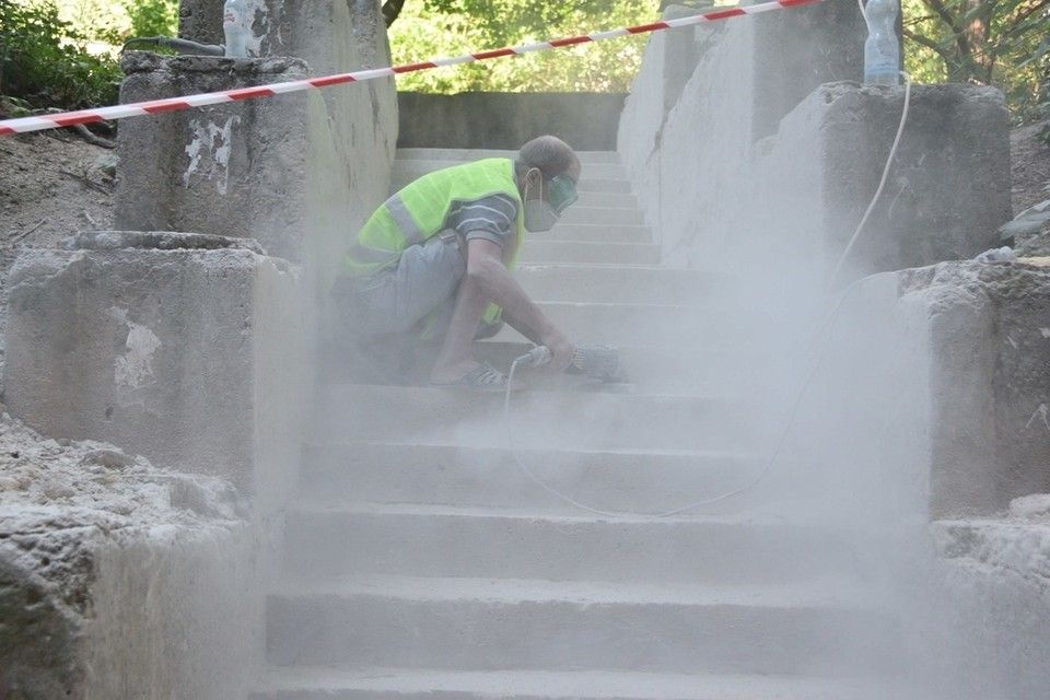 В Симферополе ремонтируют лестницы на улицах Мате Залки и Маршала Жукова