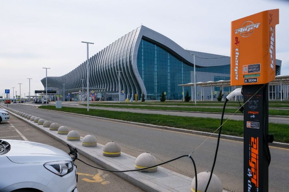 В аэропорту Симферополь заработали станции зарядки электрокаров