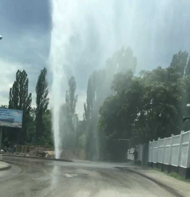 В ялте прорвало трубу