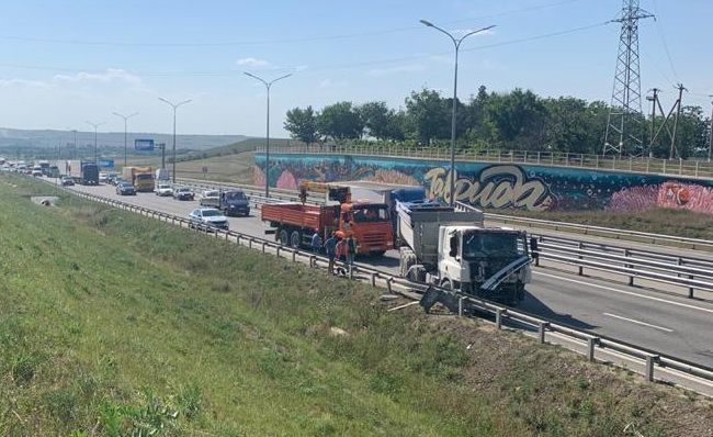 Сотрудники полиции проводят проверку по факту ДТП на автодороге «Таврида» в г. Белогорском районе с участием грузовых автомобилей