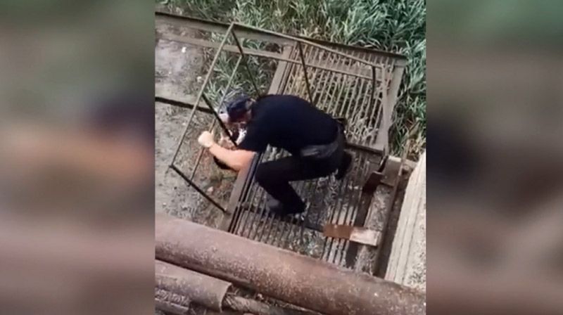 В г. Керчи сотрудники полиции спасли женщину, оказавшуюся за перилами моста