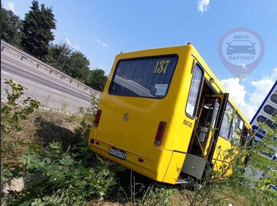 В Севастополе автобус столкнулся с легковушкой и едва не влетел в заправку. ФОТО