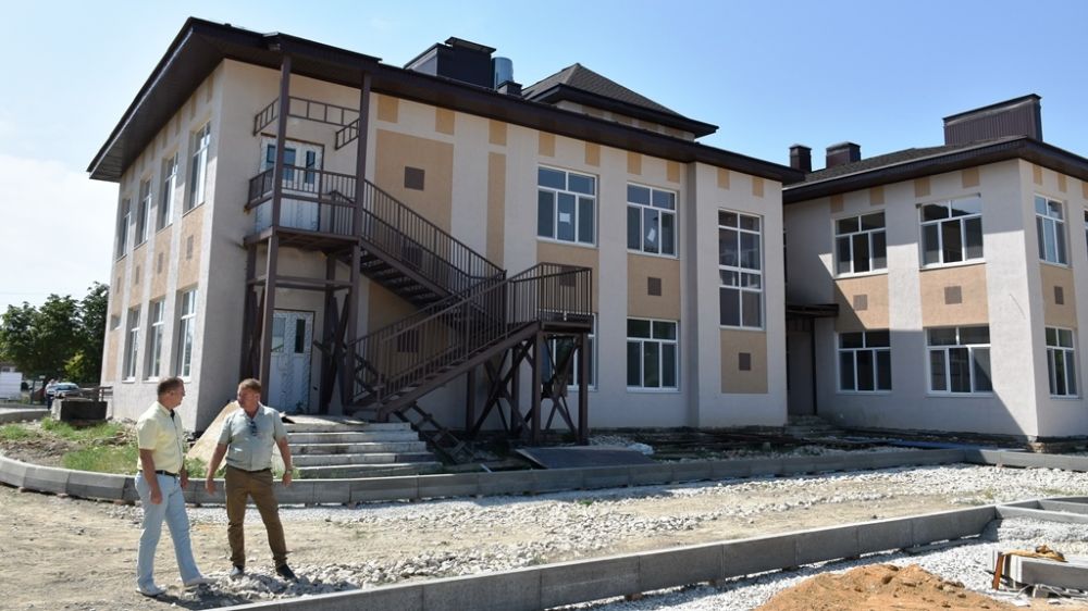 Глава администрации района Антон Кравец провел мониторинг хода работ на объекте Жемчужинский детский сад