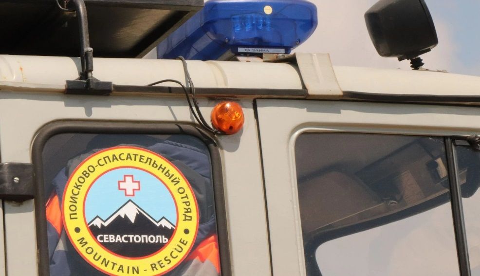 Севастопольские спасатели эвакуировали сорвавшегося с обрыва мужчину