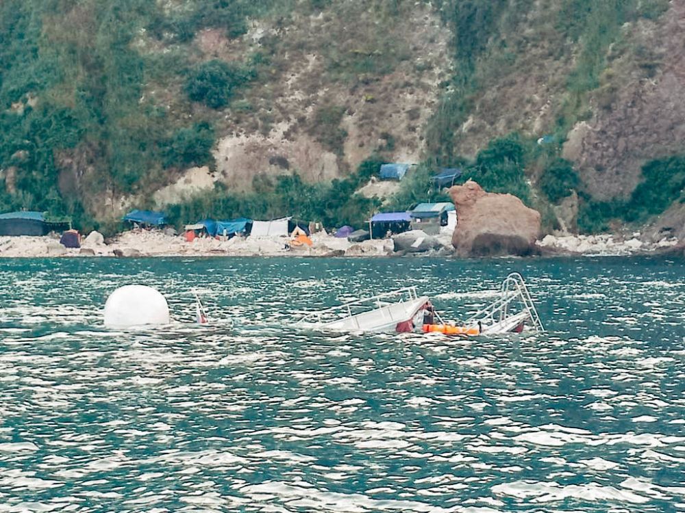 Затонувший у мыса Фиолент прогулочный катер отбуксировали к берегу. Видео