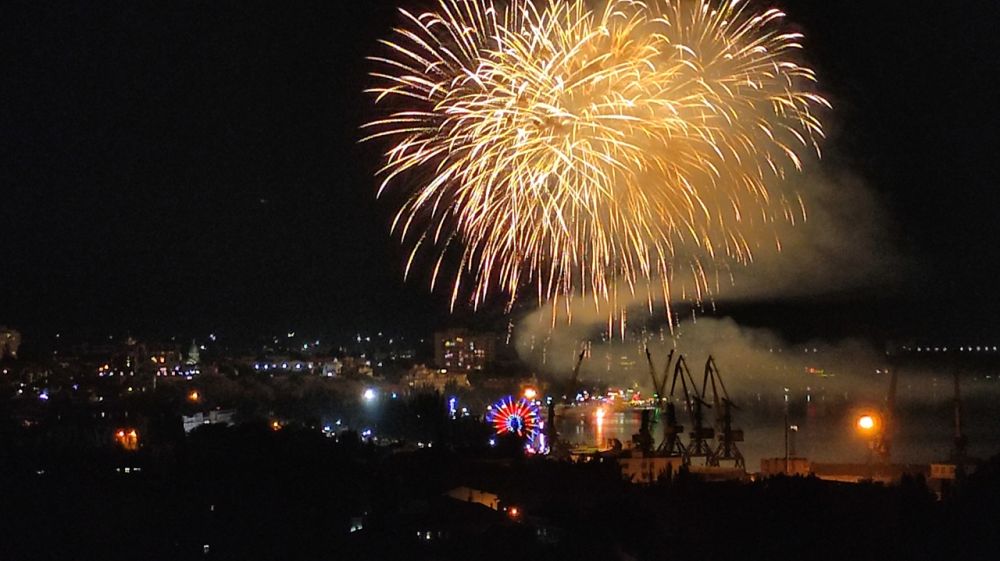 День города ч. Салют городе Феодосии 2022. С днем города Феодосия. Салют в Феодосии сегодня. Открытки с днем города Феодосии.