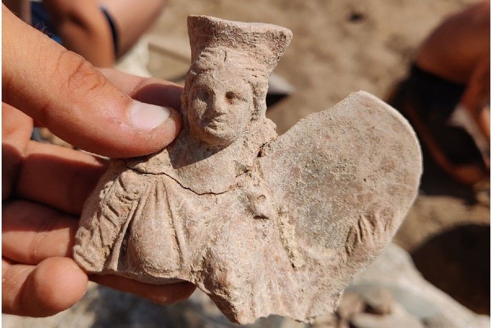 «На груди богиня держит львенка»: В Крыму нашли античную фигурку Матери богов