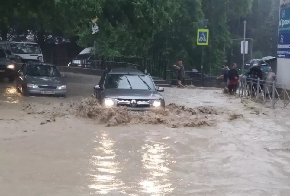 Ливни продолжаются: в Керчи затопило несколько улиц