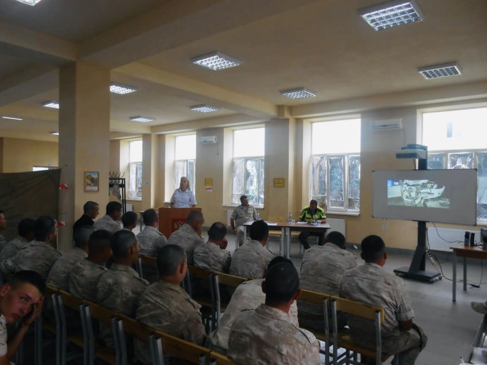 Сотрудники крымской Госавтоинспекции провели занятия по Правилам дорожного движения с военнослужащими Войсковой части.