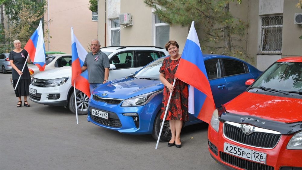 Зоя Карлюга, Елена Крестьянинова и Валерий Хаситошвили приняли участие в акции «Флаг России»