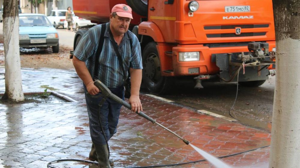 Центральные улицы города Керчи приводят в порядок после наводнения