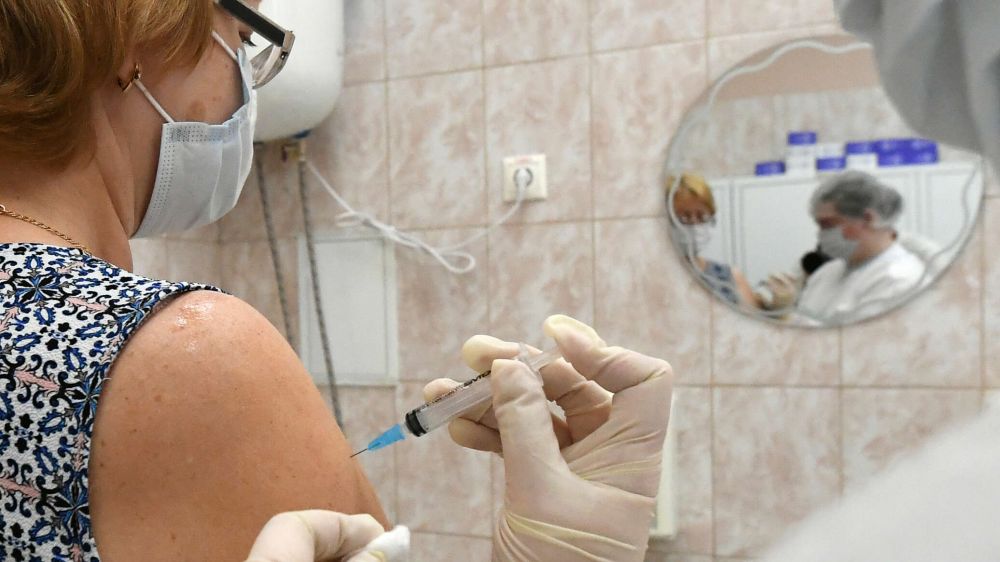 Для пожилых россиян одобрили еще одну вакцину