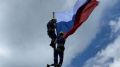 В День Государственного флага Российский триколор развевается на вершинах крымских гор