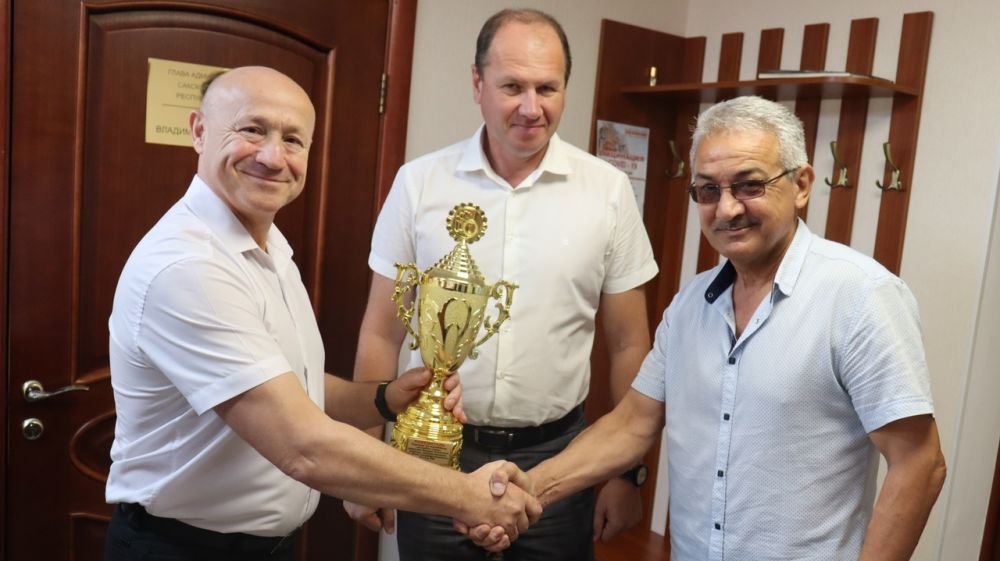 Глава администрации Сакского района Владимир Сабивчак поздравил победителей турнира по волейболу на кубок главы администрации Сакского района