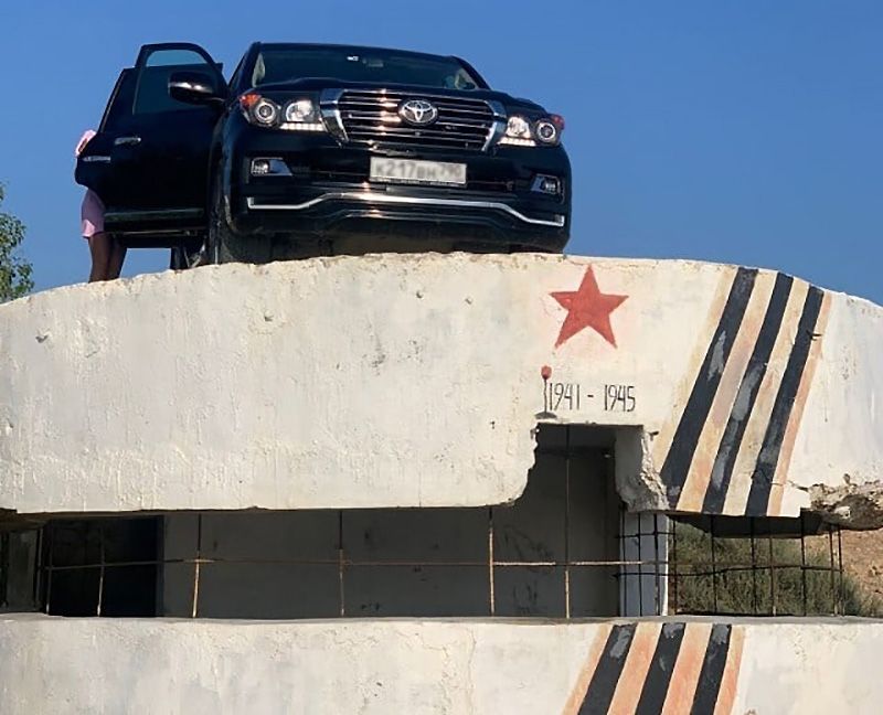 В Севастополе полиция проводит проверку по факту парковки внедорожника на доте времен ВОВ