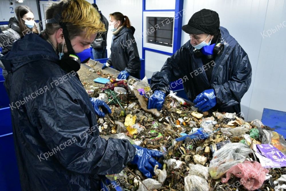 Министр ЖКХ Крыма рассказал, как будут решать проблему с мусором в Феодосии