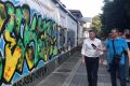 Коммунальщики в Симферополе очищают стены от граффити