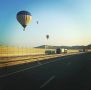 В Крыму автолюбителей пугают летающие над дорогой воздушные шары