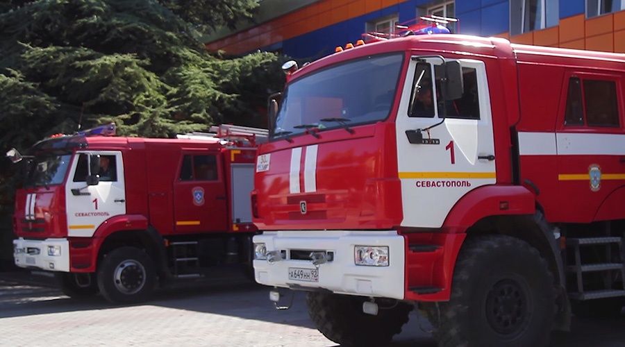 Спасатели в Севастополе включили пожарные сирены в память о погибшем главе МЧС