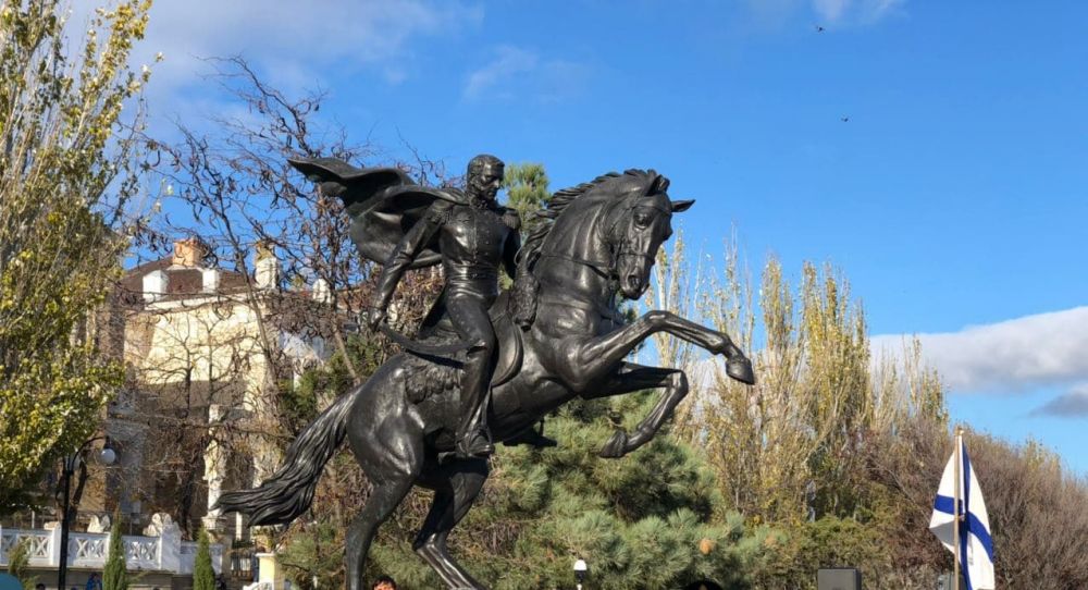 Памятнику Котляревскому в Феодосии вернули отломанную саблю
