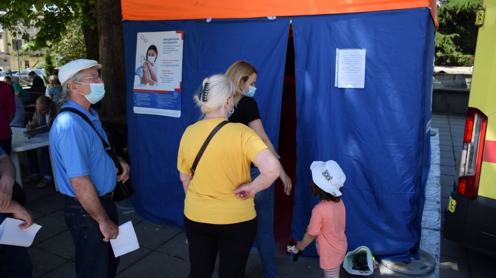 На Центральном рынке Ялты работает мобильный пункт вакцинации