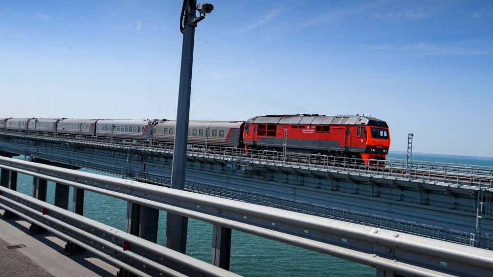 Вояж на крыше поезда по Крымскому мосту: турист заплатит 100 руб - видео