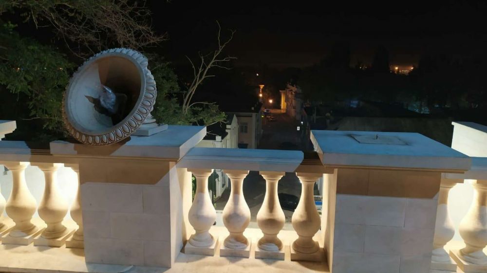 Вандалы разбили вазы на отреставрированной Митридатской лестнице - фото