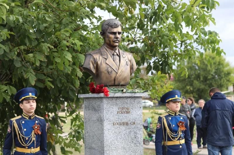 В Крыму установлен памятник Герою России капитану Сергею Косачёву