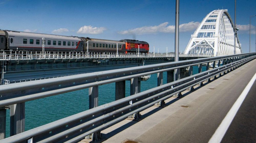 Двухмиллионный пассажир проехал по Крымскому мосту на поезде