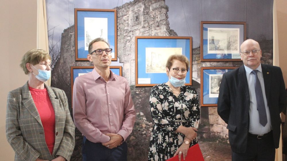 В Центральном музее Тавриды представлена выставка «Крым. Страницы истории» из коллекции Государственного музея истории Санкт-Петербурга
