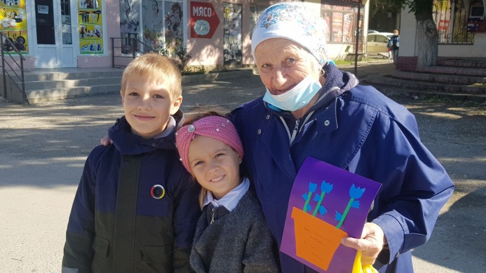 Ученики Дачновской школы поздравили пожилых людей села с праздником