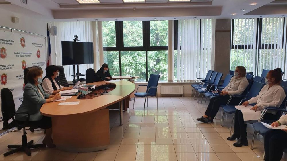 В Минюсте Крыма прошло занятие по повышению уровня профессиональной подготовки работников ведущей и главной группы должностей государственной гражданской службы