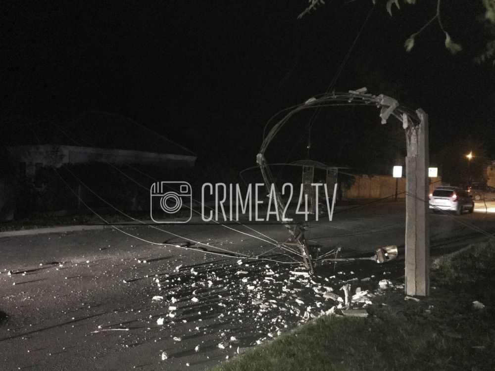 На улице Чкалова в Феодосии упал столб. ФОТО, ВИДЕО