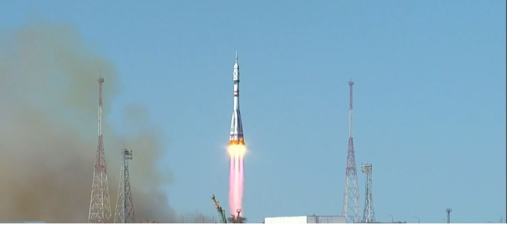 Россия отправила в космос первый в истории киноэкипаж