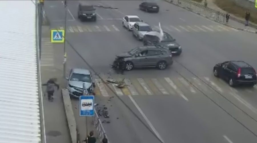 Легковушка вылетела на тротуар с пешеходами в Севастополе