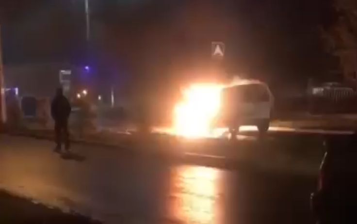 Ночью в Симферополе на ходу загорелся автомобиль