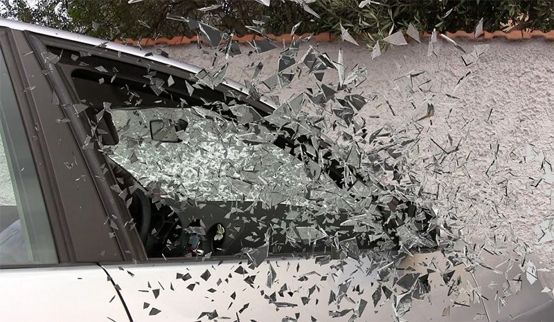 В Севастополе строитель разбил лобовое стекло бригадирского автомобиля из-за невыплаченной зарплаты