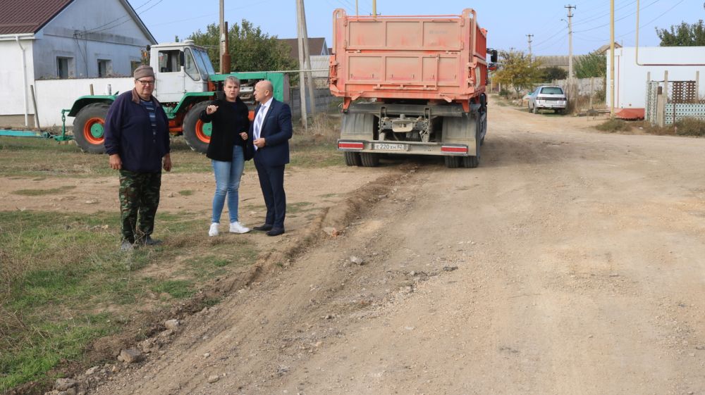 Владимир Сабивчак с жителями села Колоски обсудили начало работ по грейдированию и отсыпки улиц в селе