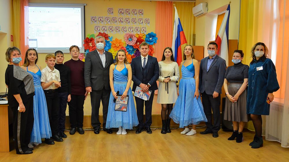 Руководители Черноморского района посетили открытый урок, посвященный Дню народного единства