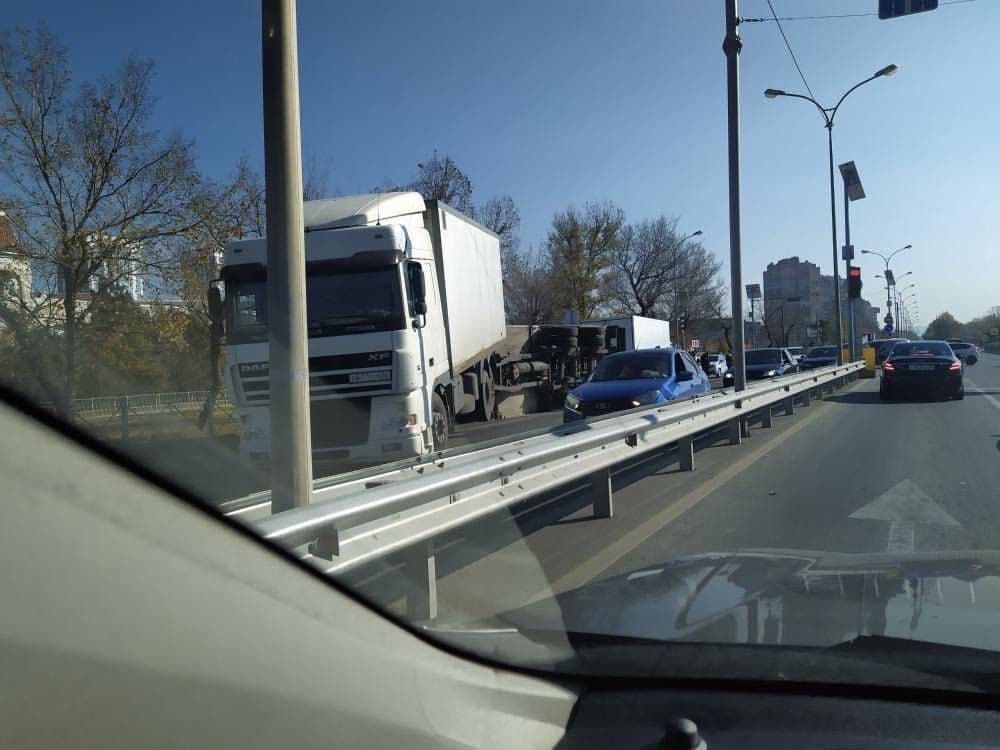 В Симферополе перевернулся грузовик. ФОТО, ВИДЕО