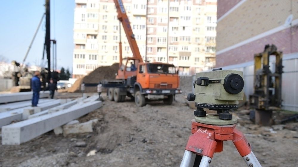 Вместо двух частных домов в Крыму построили медклинику и многоэтажку