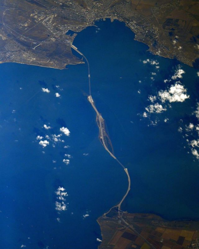 Шкаплеров сфотографировал Крымский мост с борта МКС
