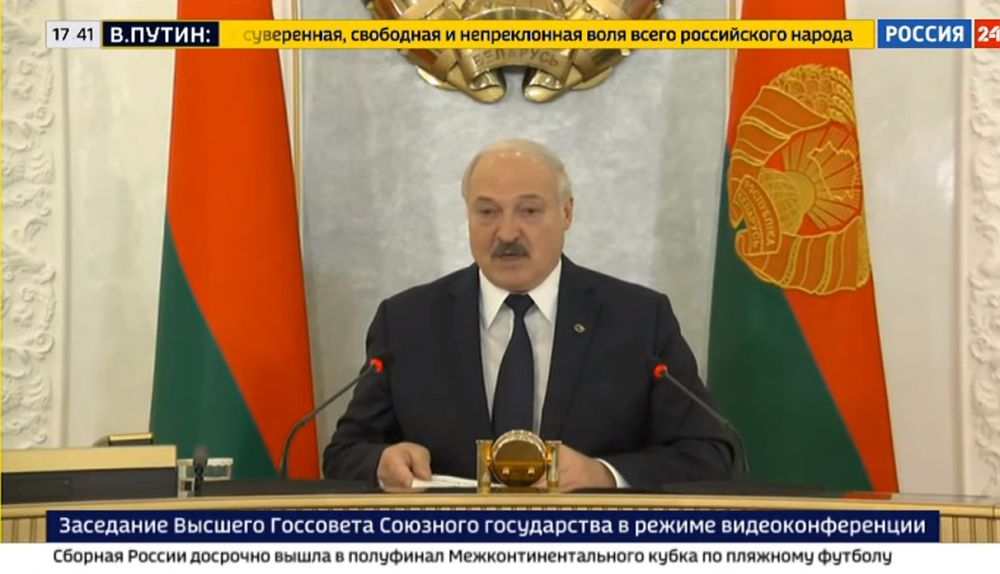 «Будем держаться друг за друга и помогать в эти непростые времена»: Лукашенко поздравил крымчан с Днём народного единства