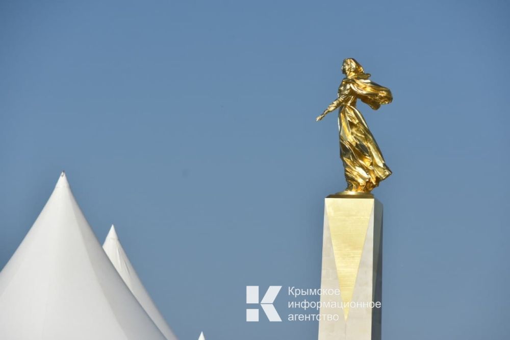 Путин в Севастополе возложил цветы к памятнику Примирения