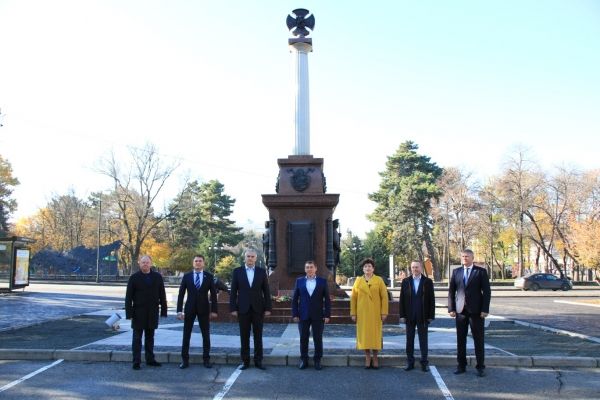 Алла Пономаренко возложила цветы к монументу «Народному ополчению всех времён»