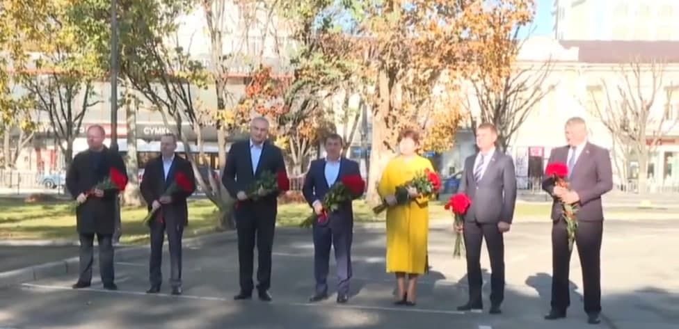 В Симферополе прошла церемония возложения цветов в честь Дня народного единства