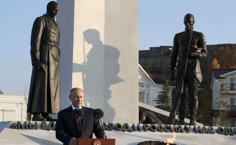 В День народного единства Президент Владимир Путин возложил цветы к мемориальному комплексу, посвященному окончанию Гражданской войны в России